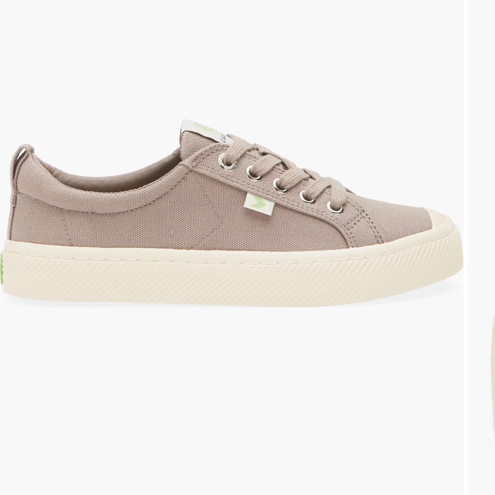 Cariuma OCA low cap tie sneaker women’s size 7